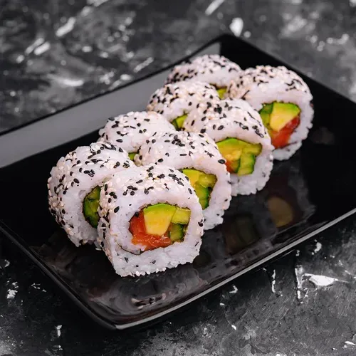 Roll cu somon, avocado și castraveți