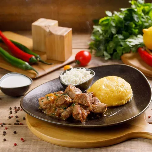 Tocană de porc, mămăligă cu brânză și smântână