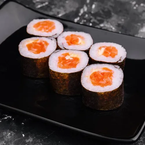 Maki cu somon si sos picant