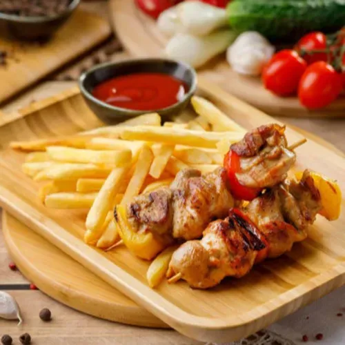 Frigarui de pui cu cartofi pai