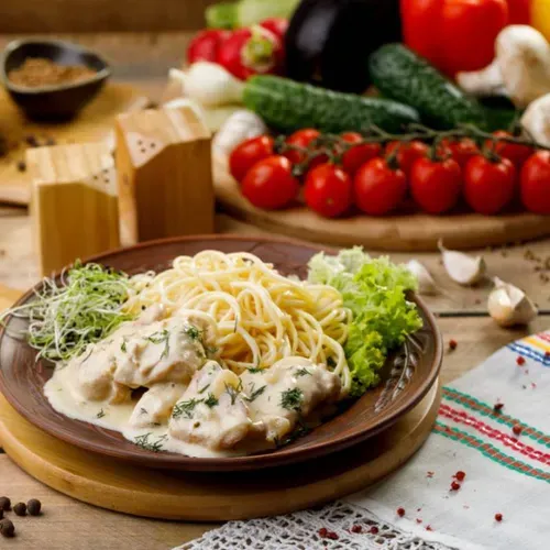 File de pui în sos alb cu spaghete