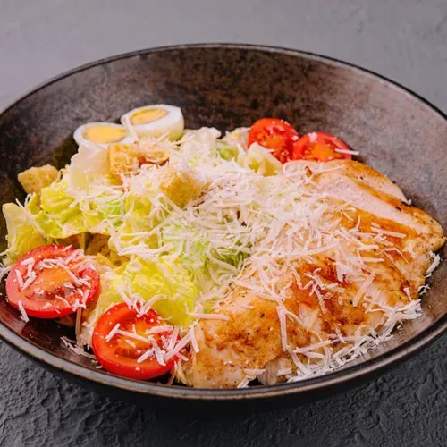 Salată Caesar cu piept de pui