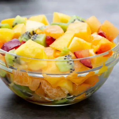 Salată din fructe cu miere /frişcă bătută