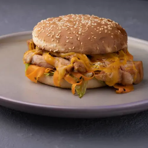 Burger cu snitel de pui si cartofi pai