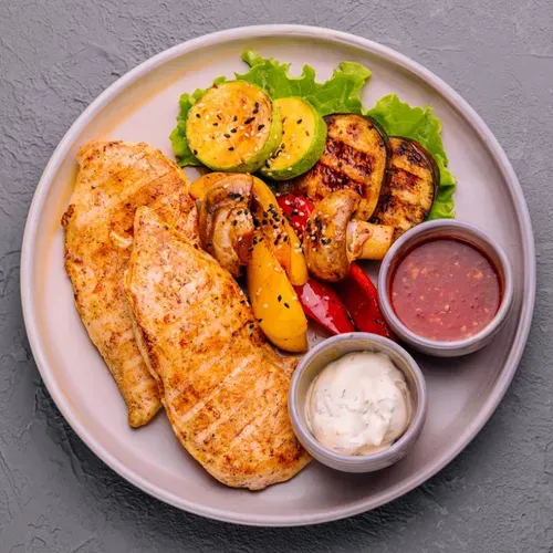 Steak de pui cu legume grill