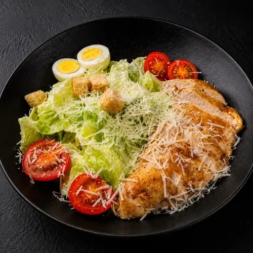 Salată Caesar cu piept de pui