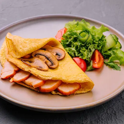 Omletă cu pui și ciuperci