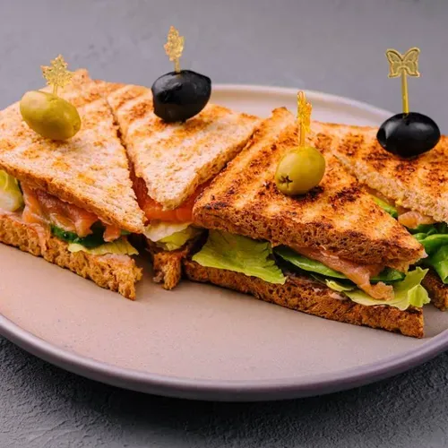 Club sandwich cu somon